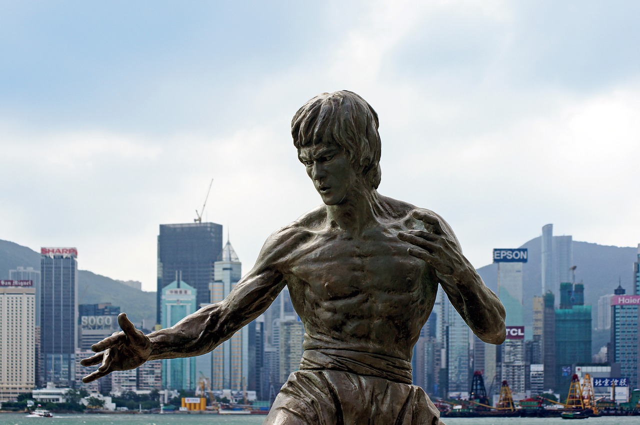 ブルースリー　銅像　香港　風景　街並み
