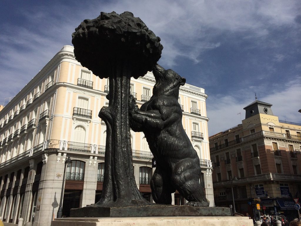 スペイン　銅像　街並み　風景