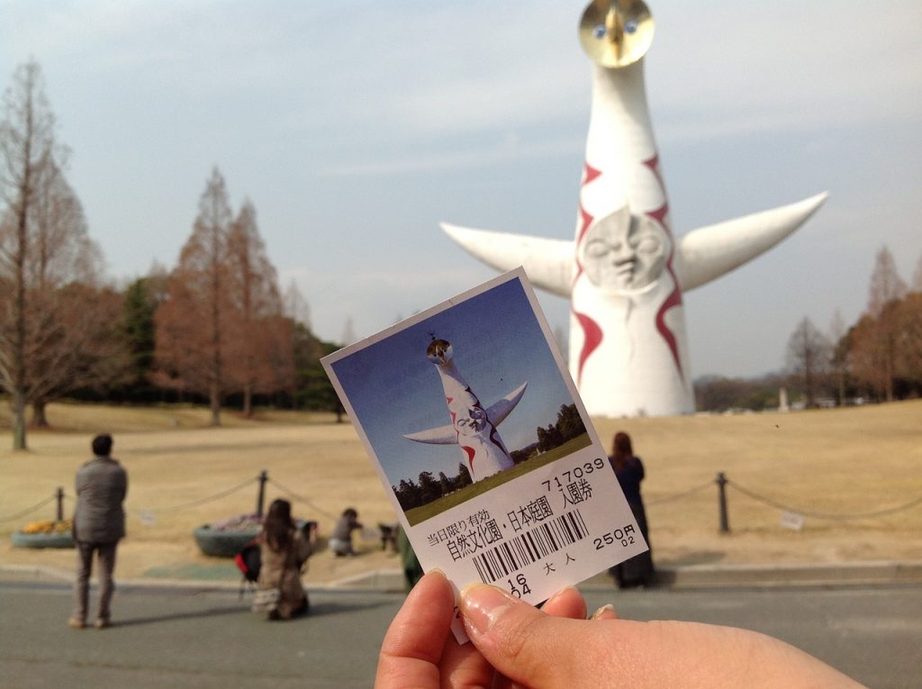 岡本太郎　太陽の塔　風景　街並み　公園