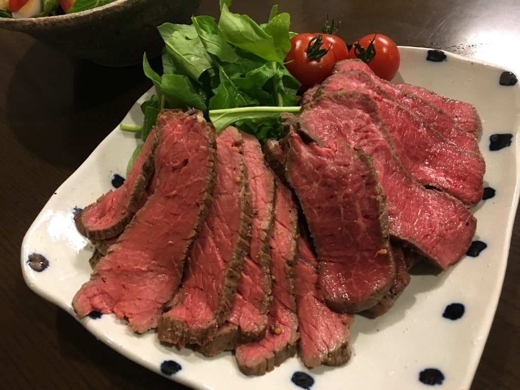 お肉　食事　洋食　ローストビーフ