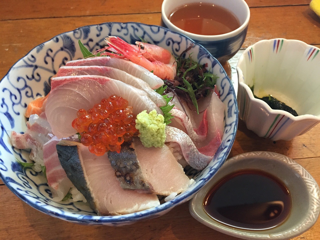 刺身　丼もの　海鮮　食事　和食